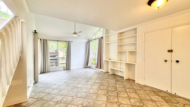 Foto del edificio - Available NOW - 4 BED, 2.5 BATH w/ 2 PARKING in Haiku Gardens (Kaneohe)