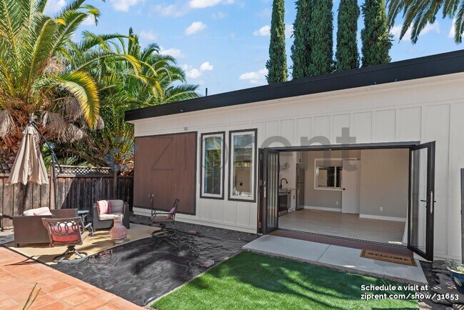 Building Photo - 1005 El Cajon Dr