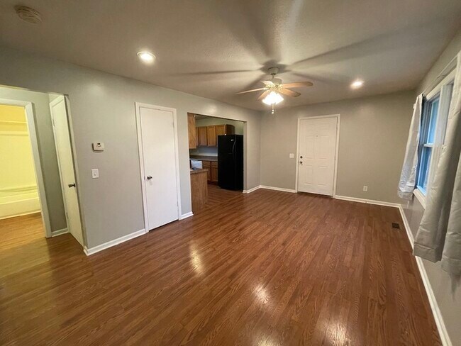 Building Photo - Spacious 2 bed/2 bath Milwood duplex!