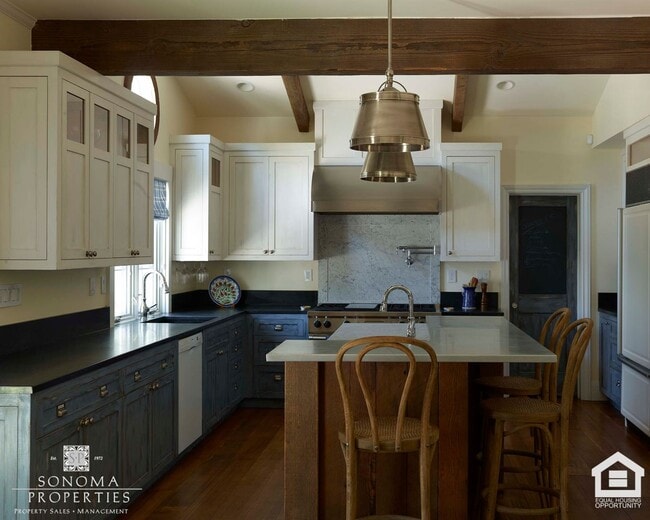 Building Photo - Stunning Furnished Eastside Home