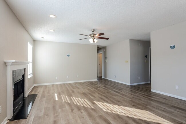 Foto del edificio - 6137 Longmeadow Dr