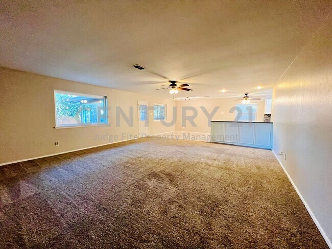 Foto del edificio - Mid-Century, Modern 3/2/2 with Designer Updates in Fort Worth For Rent!
