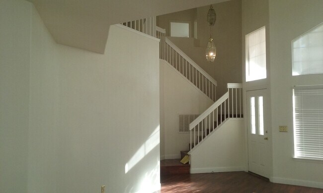 Building Photo - Charming 4Bd. 2.5Bth Single Family Home in South Pointe Community!