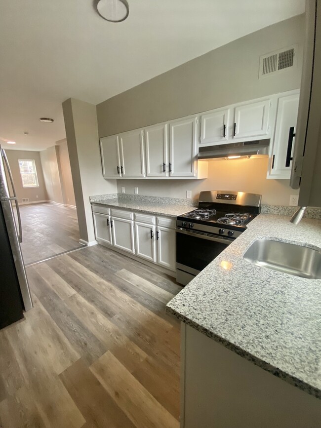 Kitchen - 4940 W Stiles St
