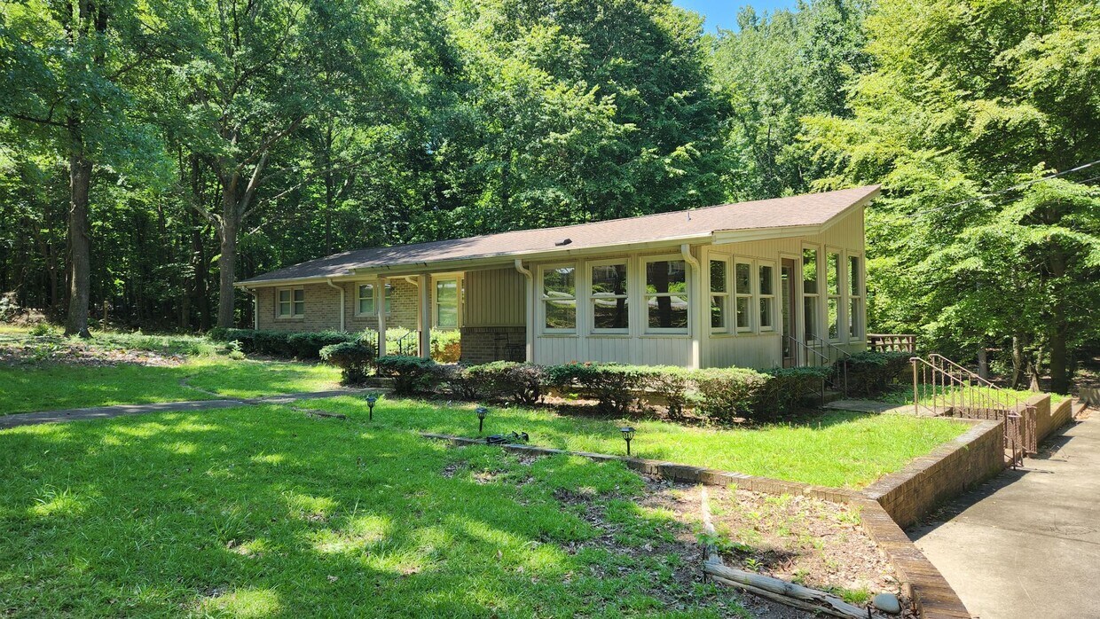 Primary Photo - Convenient Location off Hwy 14 and Woodruf...
