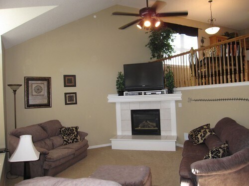 Foto del edificio - {12532} Immaculate Split-Level Home + Fenc...