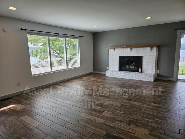 Building Photo - 3685 Channel Dr
