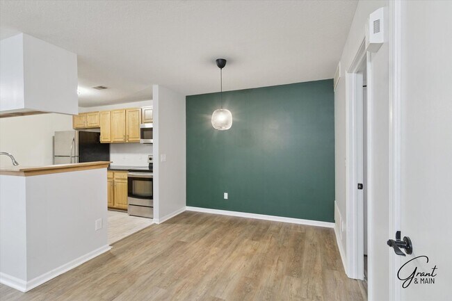 Foto del edificio - 2 bedroom ranch style condo $1650