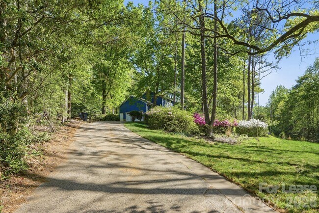 Foto del edificio - 301 Sardis Rd N