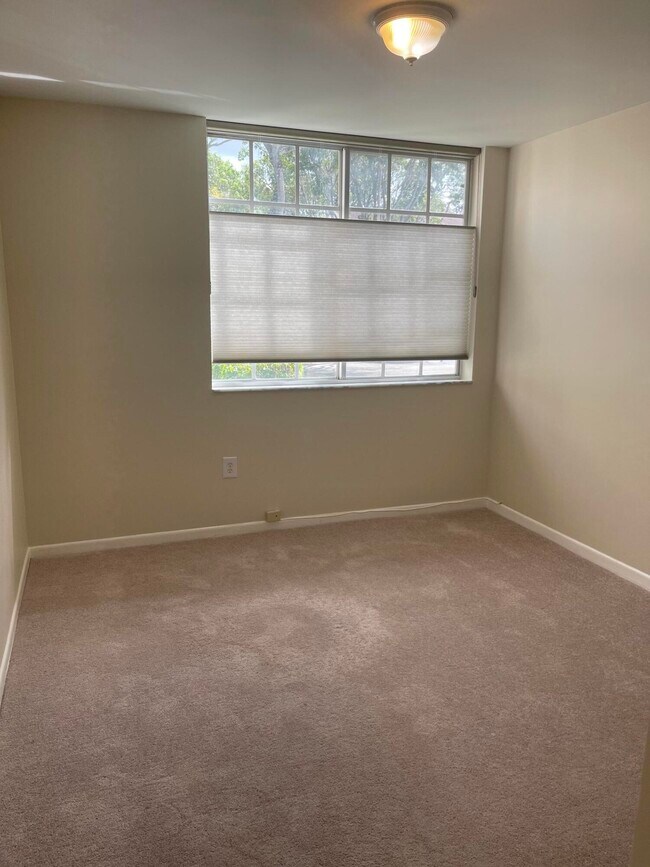 Foto del edificio - 1743 Village Blvd