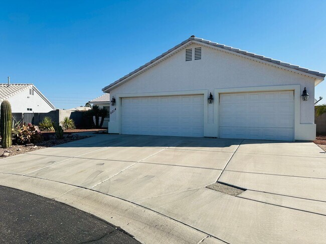 Building Photo - FULLY FURNISHED SHORT OR LONG TERM RENTAL ...