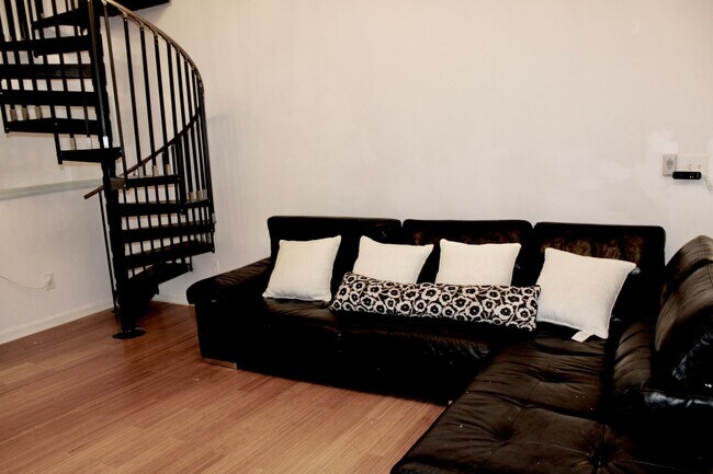 Building Photo - Home In the Heart of Mt Pleasant!