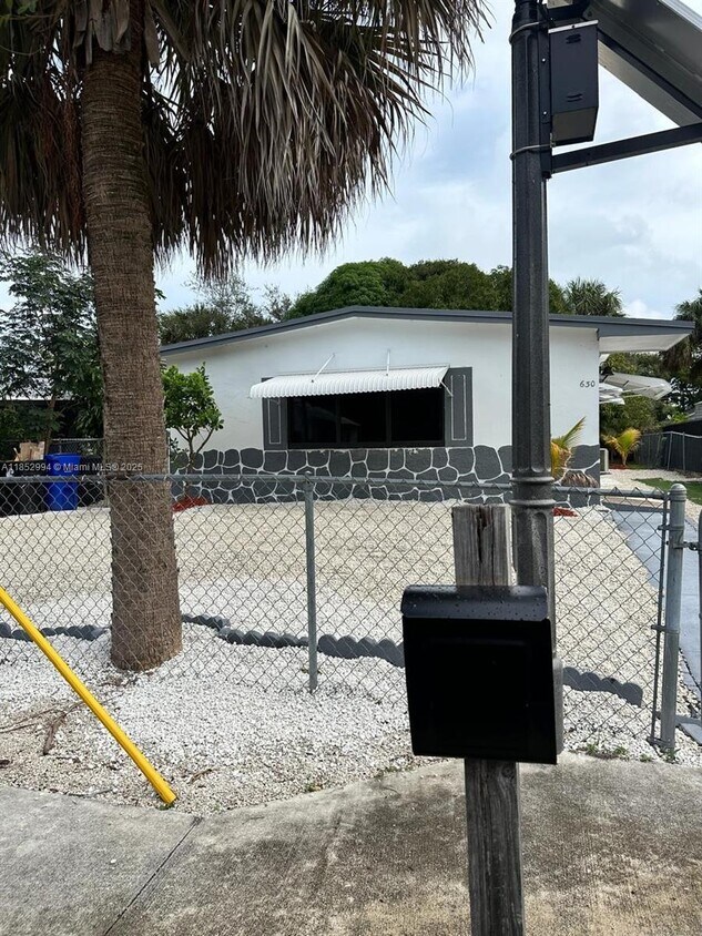 Foto principal - 630 NW 14th Way