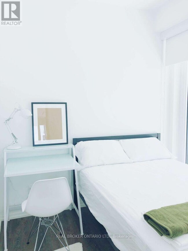 Building Photo - 197 Yonge St