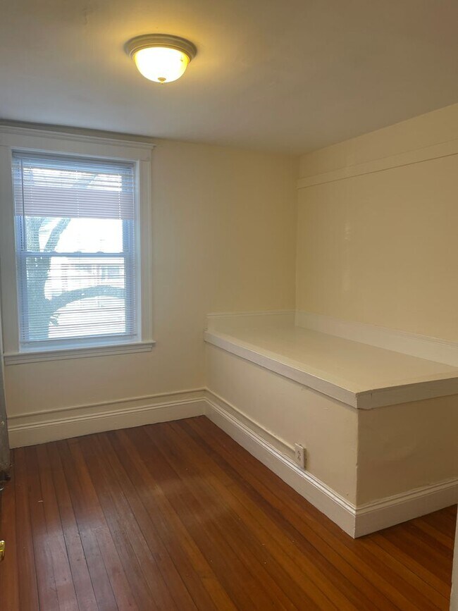Building Photo - Clean and spacious 2 bed in Union Sq  1 Free month, Laundry, Utilities Inc can be a 3 bed