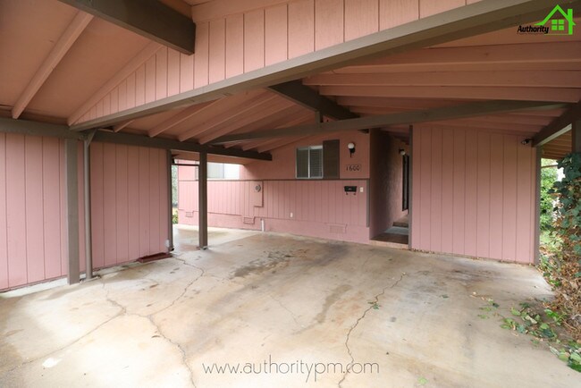 Building Photo - 1600 Ridge Dr