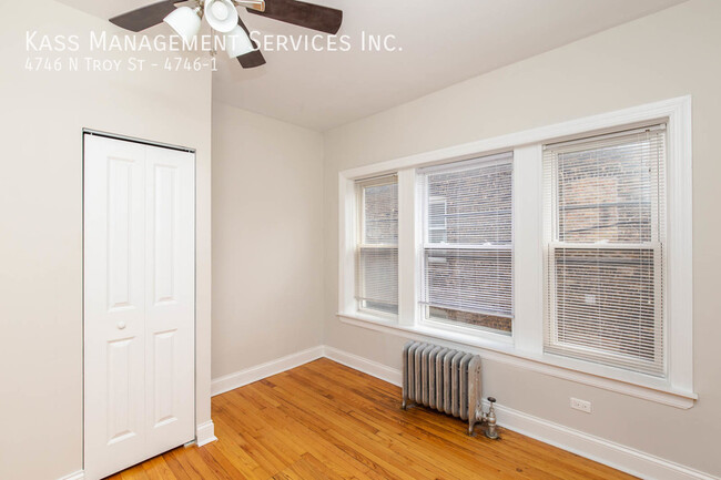 Building Photo - Spacious 2-bed - Close to Kedzie Brown Lin...