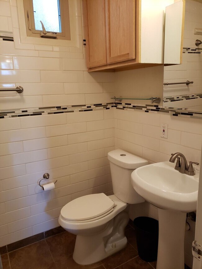 Building Photo - Spacious Basement Apt Furnished & Utilitie...