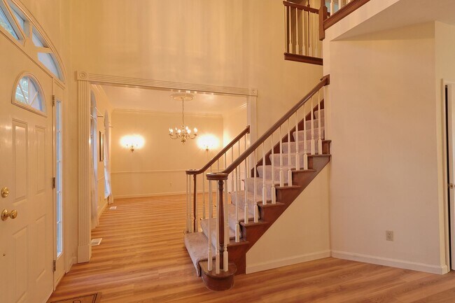 Foto del edificio - Spacious Parkway South Home with Walk-Out Basement & Large Backyard