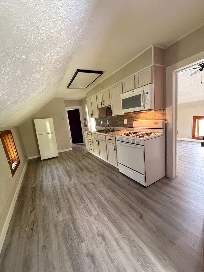 Building Photo - Two Bedroom Upper Duplex