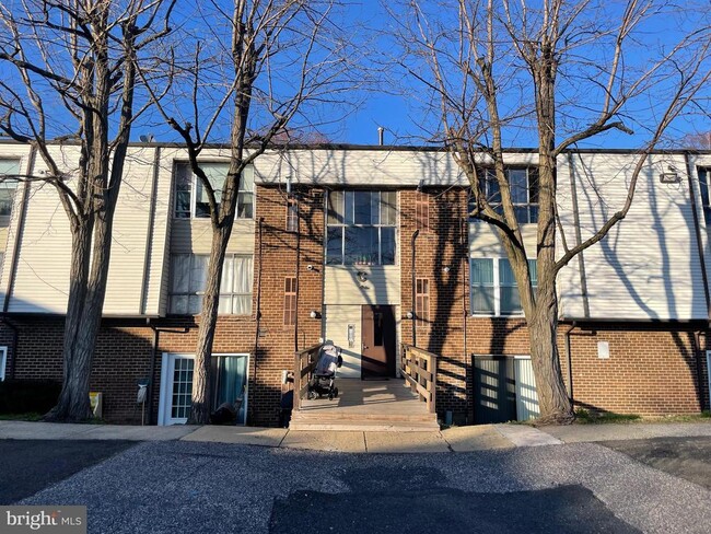 Building Photo - 2201 Strahle St