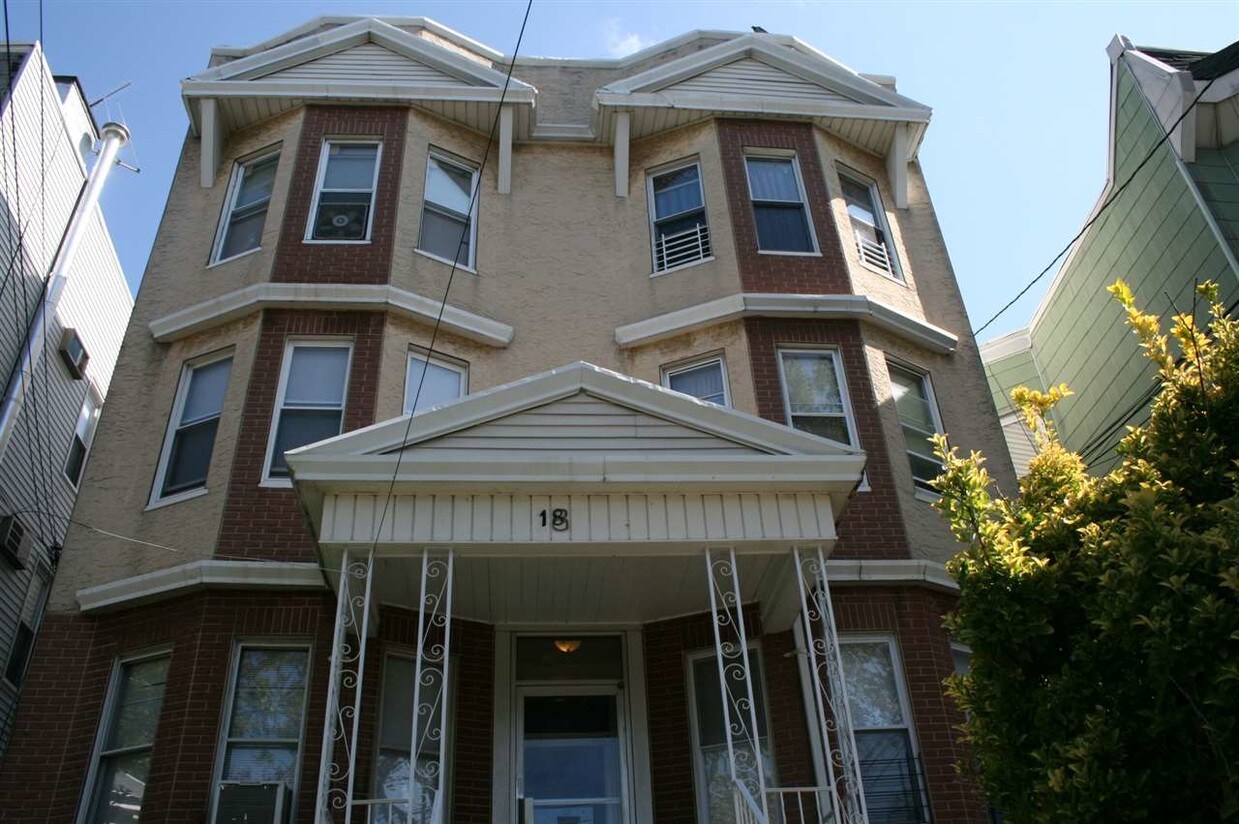 Primary Photo - 18 Charles St