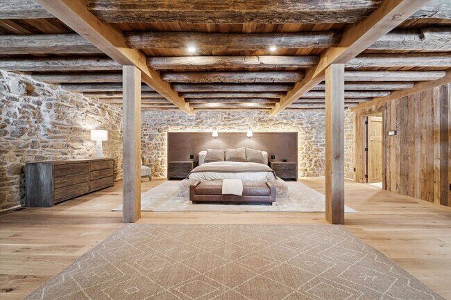 Foto del edificio - Timeless Stone Farmhouse Estate with Pool, Gardens & Grand Barn Living in Chester Springs