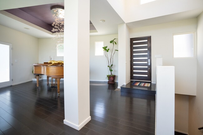 Building Photo - 3865 Buena Park Dr
