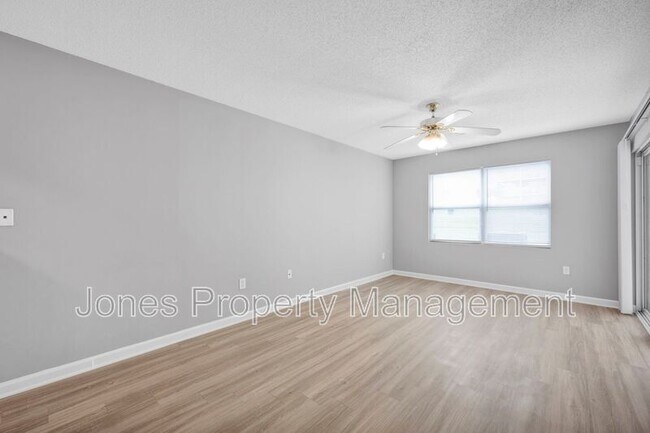 Foto del edificio - 303 Country Club Dr NE