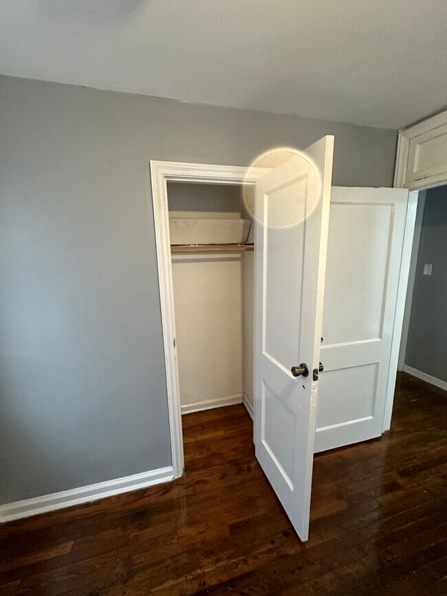 Building Photo - 3 bed 2 bath house on North Side! All electric, Central Air, laundry included, big yard