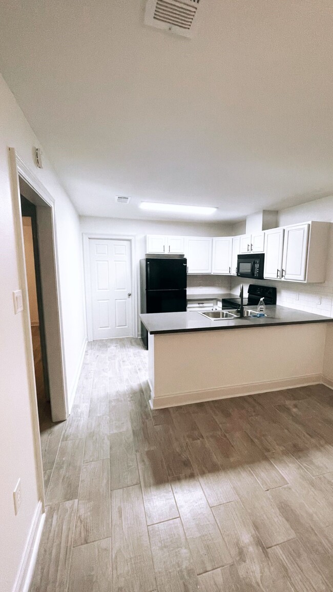 Foto del edificio - Fully updated 2bd 1bath Apt