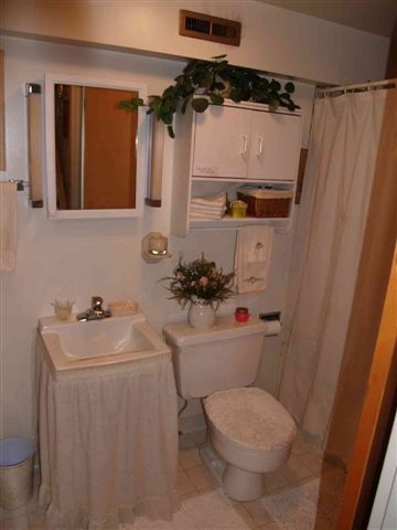 Baño - 433 S Main St