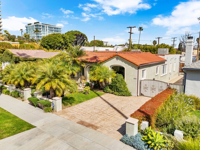 Building Photo - 326 N Doheny Dr