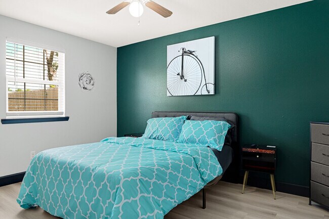 Foto del edificio - 12115 Wood Forest Dr