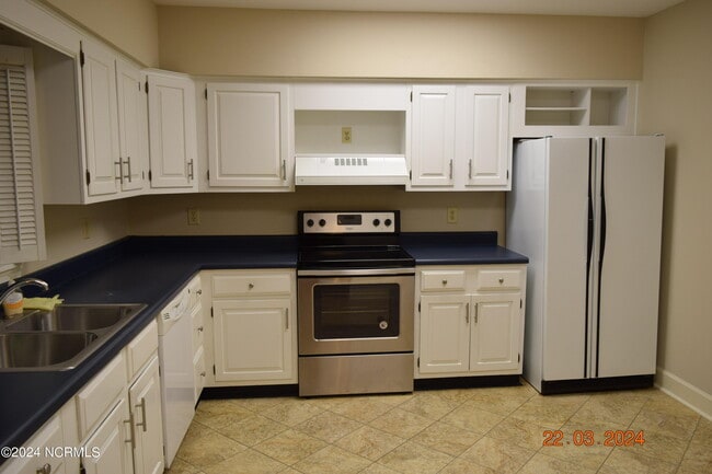 Building Photo - 120 Racquet Ln