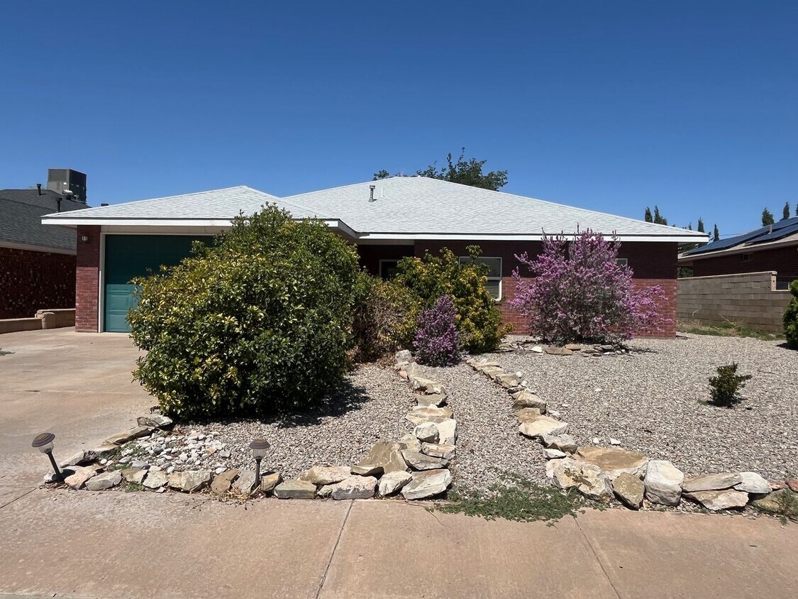 Primary Photo - Spacious 4 Bedroom Home with Fireplace
