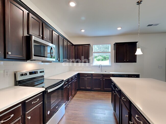 Building Photo - 839 Carnaby Ln