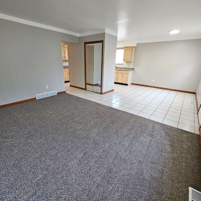 Foto del edificio - 3 Bedroom Ranch, Eat-In Kitchen, All Appliances, Big Basement with Extra Storage, 2 Car Garage.