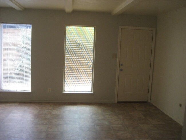Building Photo - 2208 W Hickory St