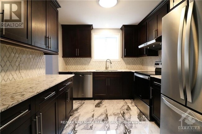 Building Photo - 205 Ave Blackburn