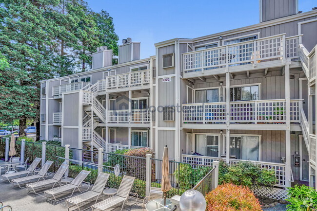 Building Photo - 2709 Oak Road Unit E