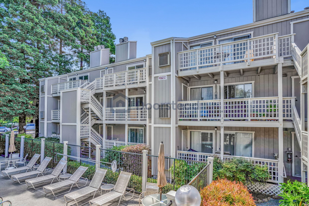 Primary Photo - 2709 Oak Road Unit E