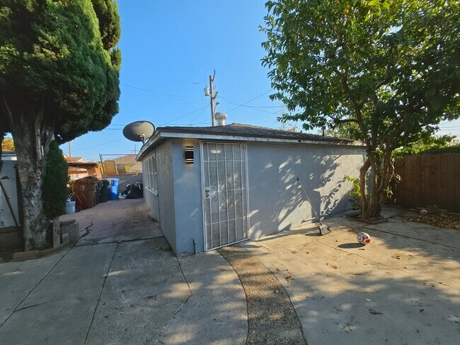 Foto del edificio - 1318 W 119th St