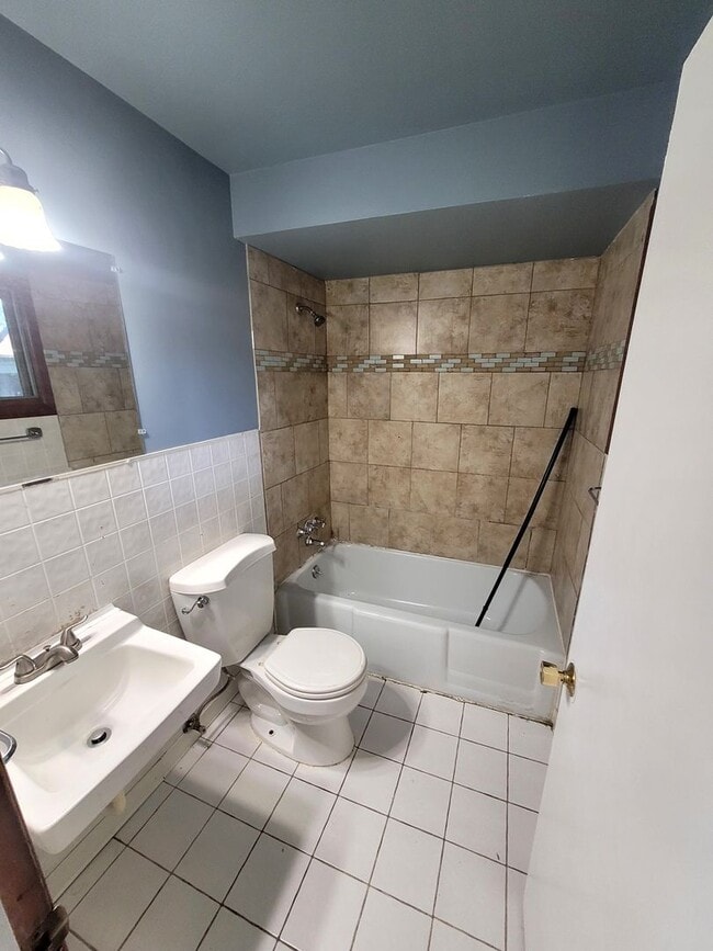Building Photo - 4 Bedroom home in Roseville