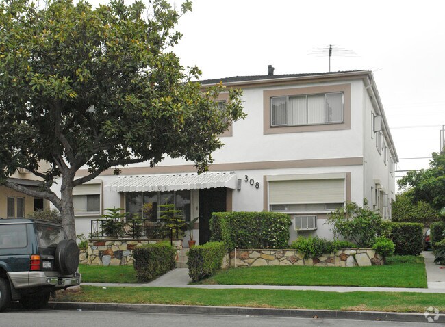 Building Photo - 308 S Doheny Dr