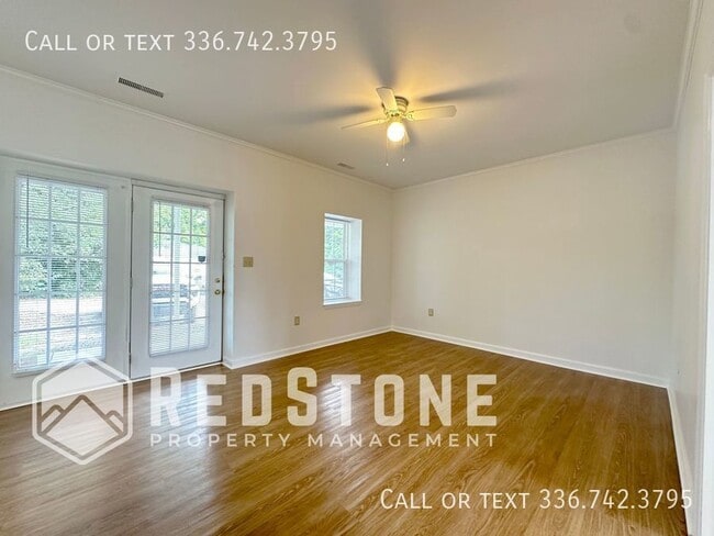 Building Photo - 2 Bedroom, 1 Bath - Apartment