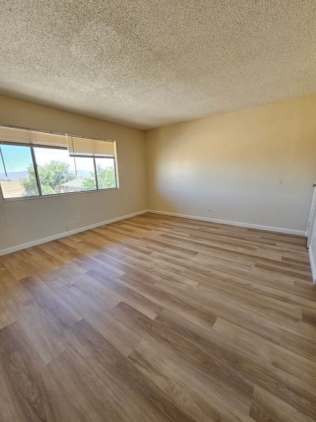 Building Photo - Move In Special! 1/2 Off First 2 Month's R...