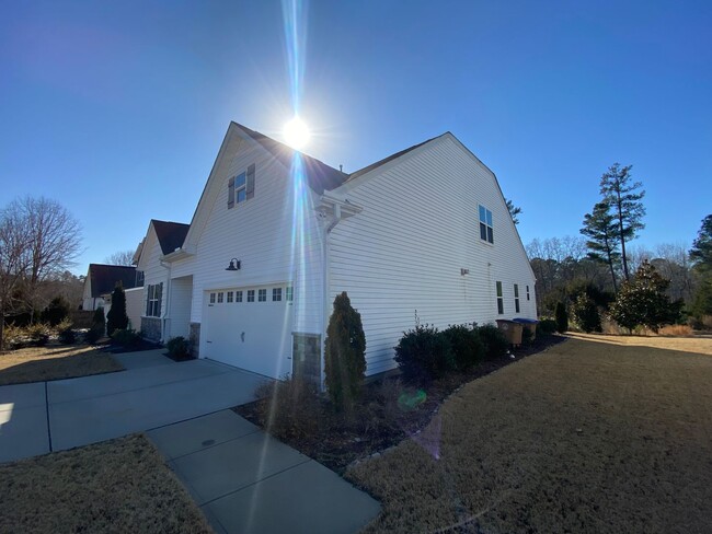 Building Photo - AVAILABLE NOW-BEAUTIFUL 4 BEDROOM 4 BATH H...