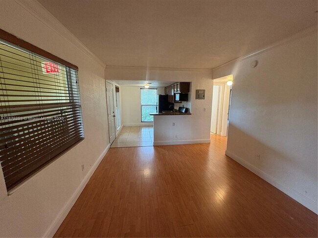 Foto del edificio - 241 S Royal Poinciana Blvd