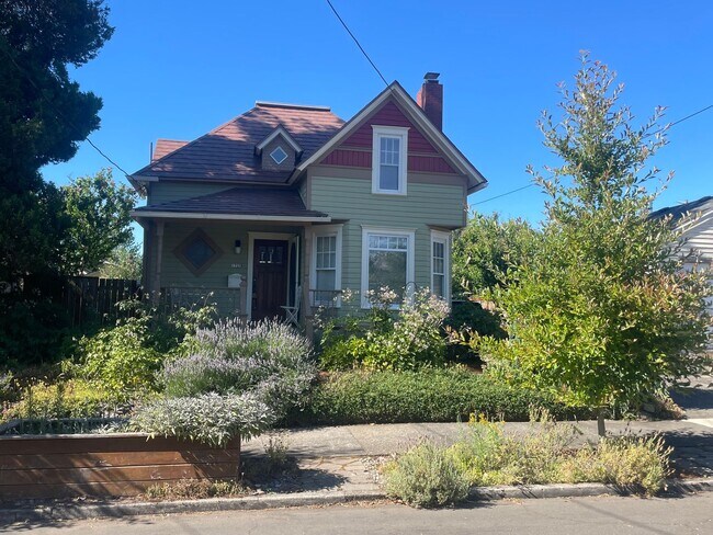 Building Photo - Stunning 3 bedroom/ 2 bath Victorian 2 sto...